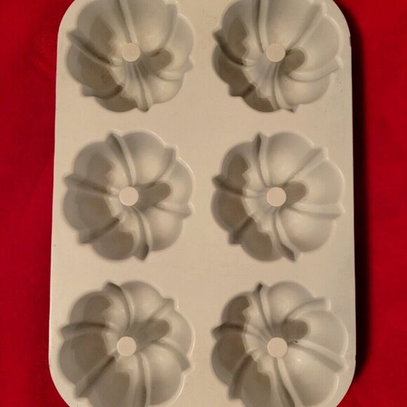 Nordic Ware Bundt-lette Pan 6 Cups Heavy Cast Aluminum Cake Mold - Brown & White - Picture 4 of 8